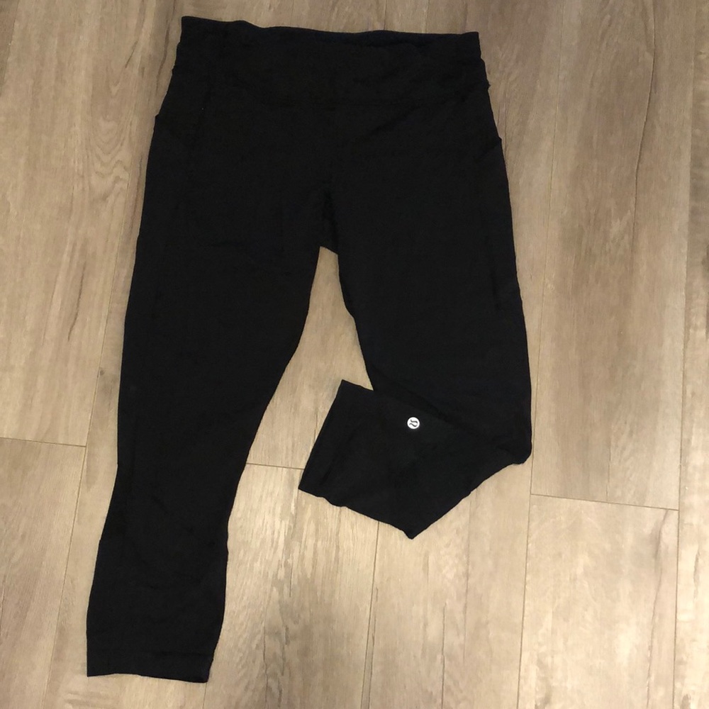 Cropped lululemon leggings size 8 w/ mesh panels